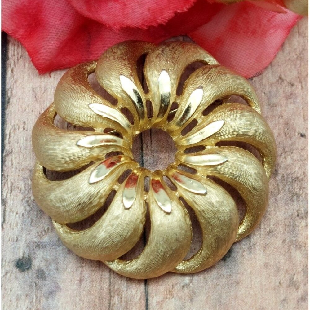 Vintage Crown Trifari Brushed & Shiny Gold Tone Round Swirl Brooch Pin